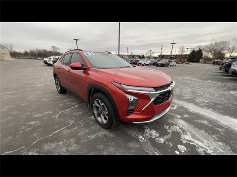 Certified 2024 Chevrolet Trax LT w/ Driver Confidence Package image 2