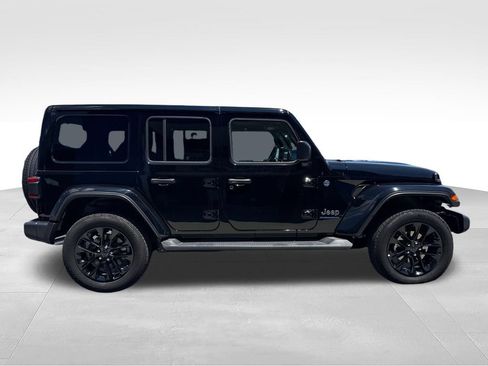 Used 2025 Jeep Wrangler Unlimited Sahara AWD/4WD image 15