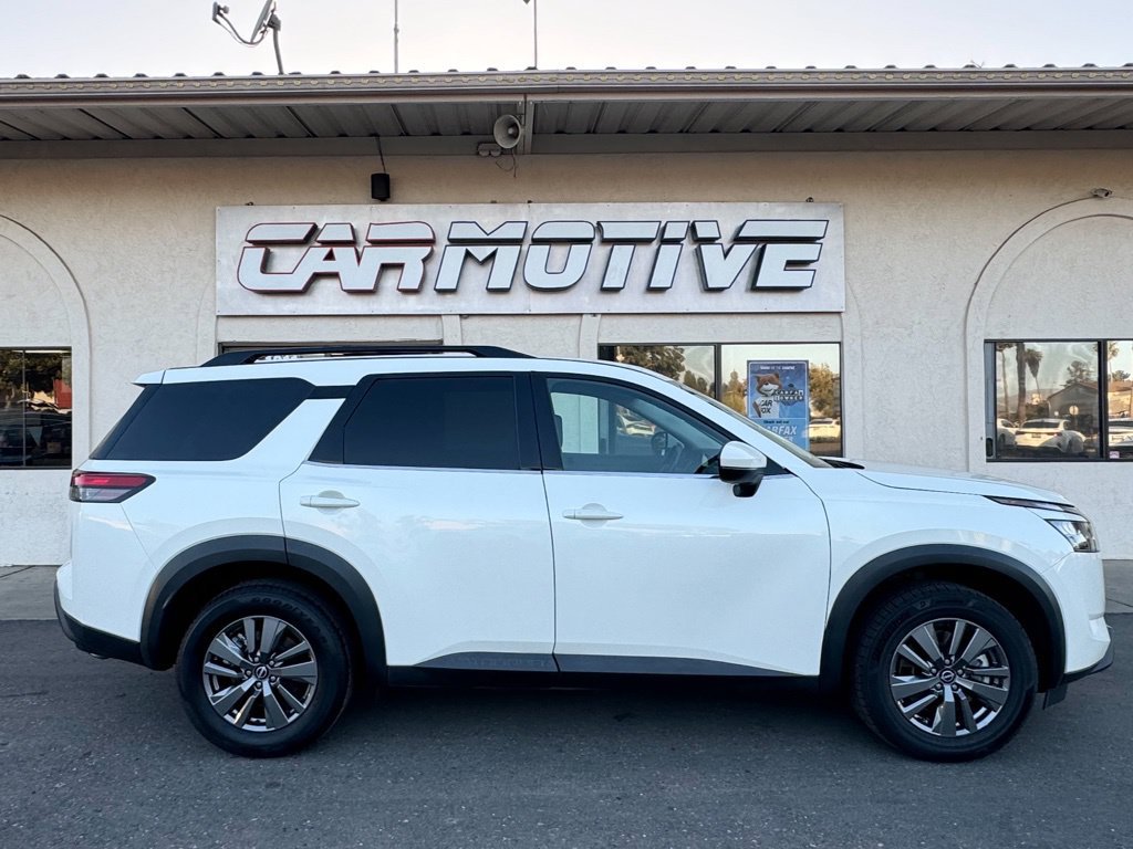 Used 2024 Nissan Pathfinder SV FWD image 3