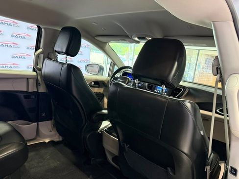 Used 2020 Chrysler Pacifica Touring-L FWD image 31