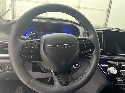 Used 2024 Chrysler Pacifica Limited FWD image 16