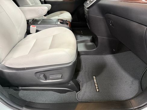 Used 2020 Toyota Sienna Limited Premium image 18