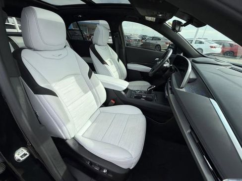 Used 2025 Cadillac XT4 Sport image 30