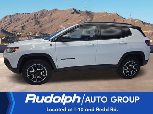 Used 2025 Jeep Compass Trailhawk AWD/4WD image 2