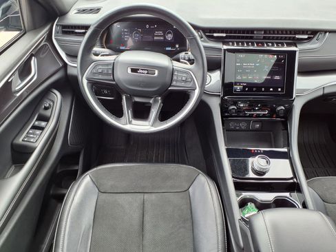 Used 2022 Jeep Grand Cherokee L Laredo image 2