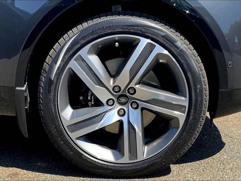 New 2025 Land Rover Discovery Metropolitan Edition image 13