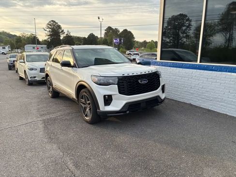 Used 2025 Ford Explorer ST-Line w/ ST-Line Street Pack image 1