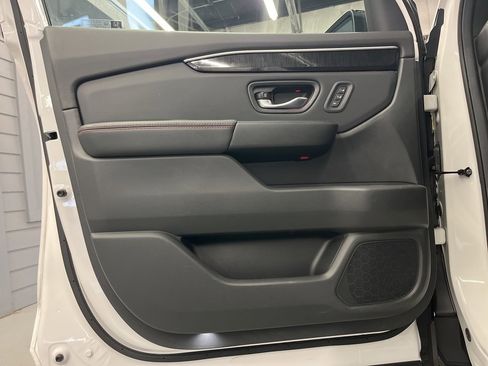 Used 2025 Honda Pilot Black Edition image 9