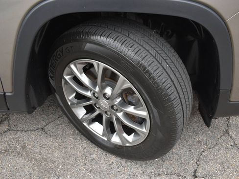 Used 2019 Jeep Cherokee Latitude Plus w/ Comfort/Convenience Group FWD image 45