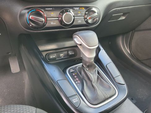 Used 2022 Kia Soul LX image 11