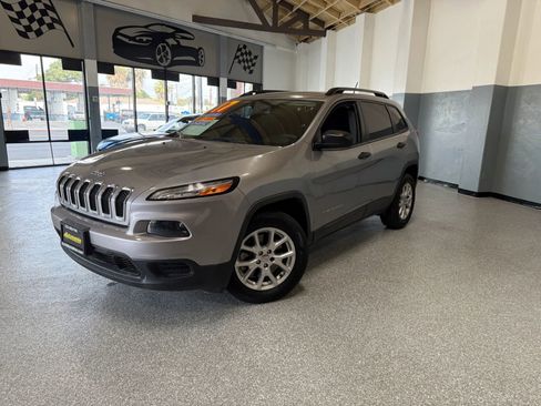 Used 2017 Jeep Cherokee Sport image 3
