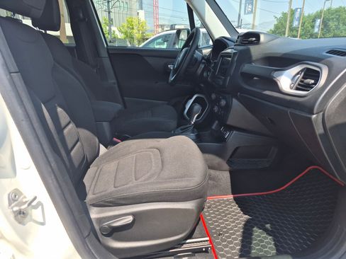 Used 2018 Jeep Renegade Latitude FWD image 30