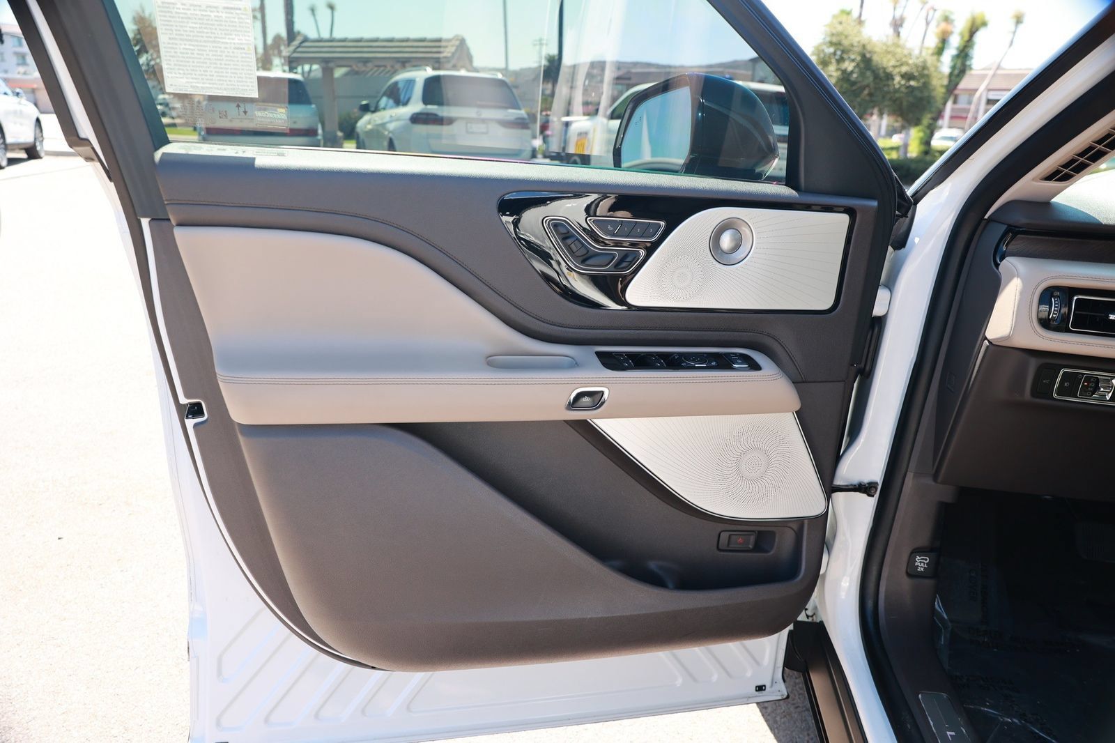 Used 2024 Lincoln Aviator Reserve w/ Equipment Group 201A AWD/4WD image 18