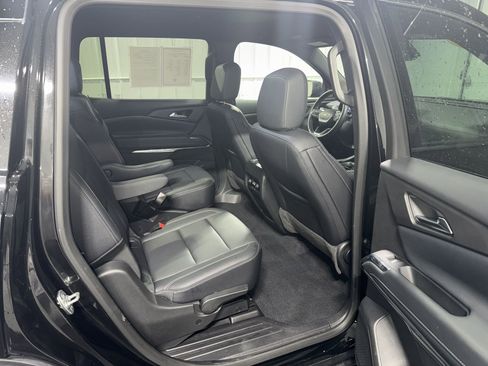 Used 2025 Chevrolet Traverse LT image 12