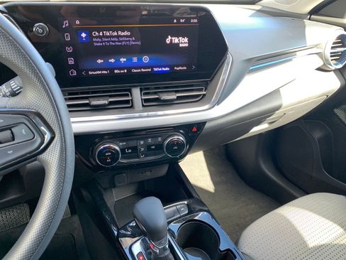 Used 2025 Chevrolet Trax LT image 18