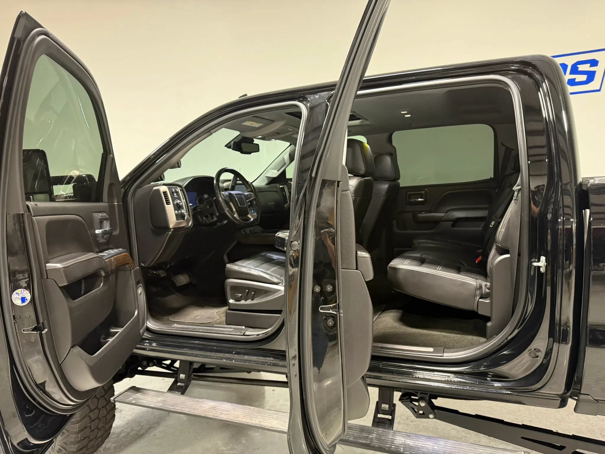 Used 2018 GMC Sierra 2500 Denali w/ Duramax Plus Package AWD/4WD image 14