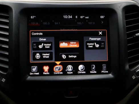 Used 2016 Jeep Cherokee Latitude w/ Comfort/Convenience Group AWD/4WD image 4