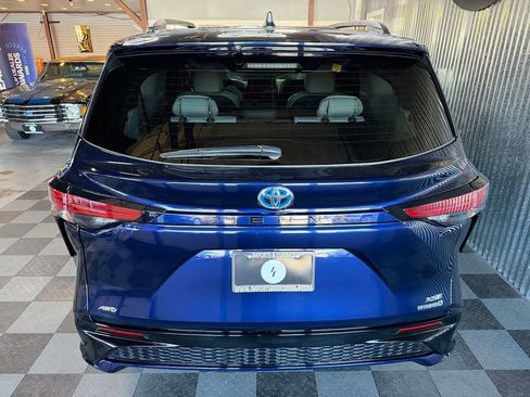 Used 2024 Toyota Sienna XSE AWD/4WD image 6