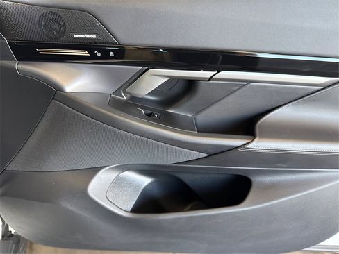 Used 2025 BMW 530i xDrive w/ Premium Package image 27