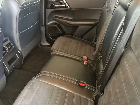 Used 2024 Mitsubishi Outlander SE image 11