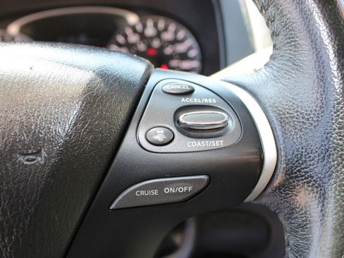 Used 2019 Nissan Pathfinder SL image 16