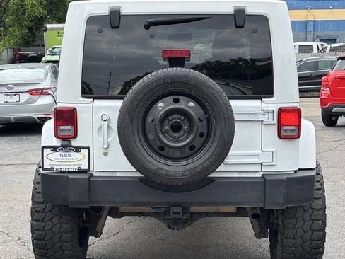 Used 2017 Jeep Wrangler Unlimited Rubicon w/ Connectivity Group AWD/4WD image 7