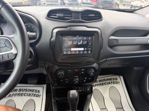 Used 2021 Jeep Renegade Latitude FWD image 14