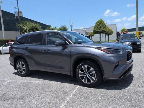 Certified 2023 Toyota Highlander XLE FWD image 2