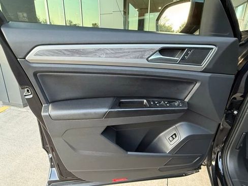 Used 2020 Volkswagen Atlas Cross Sport SE w/ Panoramic Sunroof Package FWD image 13