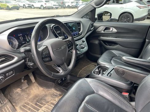 Used 2021 Chrysler Pacifica Touring-L w/ S Appearance Package AWD/4WD image 6