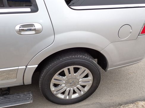 Used 2011 Lincoln Navigator 4WD image 13