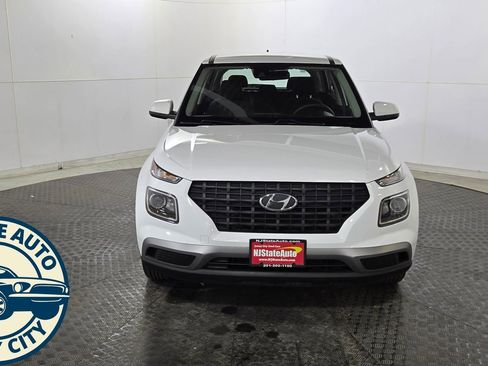 Used 2022 Hyundai Venue SE FWD image 2