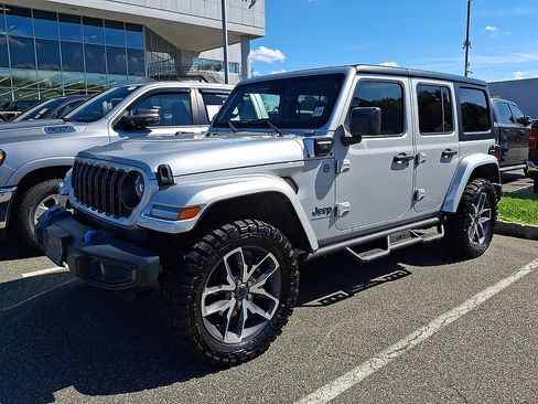 Used 2024 Jeep Wrangler Unlimited w/ Convenience Group AWD/4WD image 2