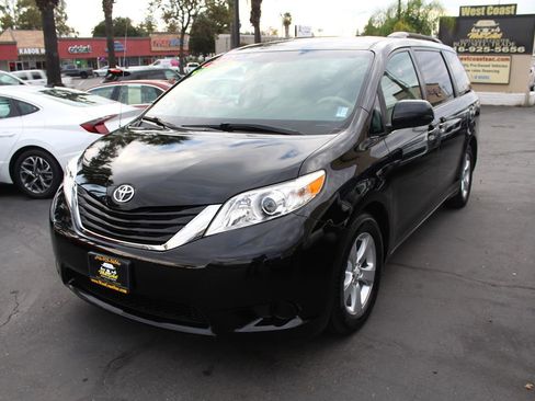 Used 2012 Toyota Sienna LE image 4