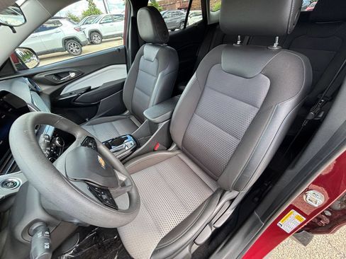 Used 2025 Chevrolet Trax LT FWD image 34