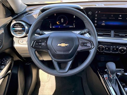 Used 2025 Chevrolet Trax LT FWD image 6