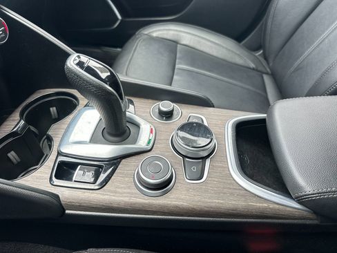 Used 2022 Alfa Romeo Giulia Ti RWD image 22