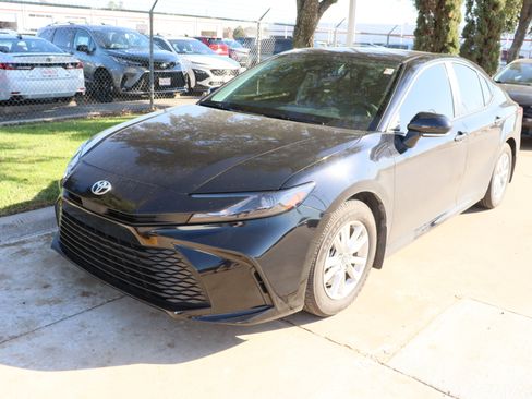 Used 2025 Toyota Camry LE image 3