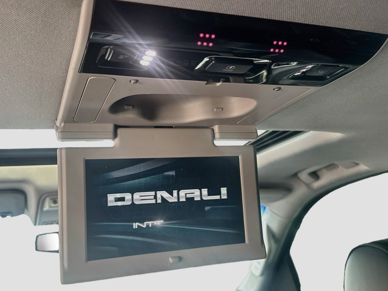 Used 2019 GMC Yukon Denali w/ Denali Ultimate Package AWD/4WD image 28