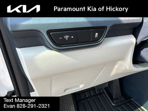 Used 2025 Kia Carnival EX FWD image 24