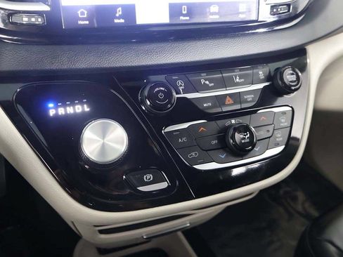 Used 2023 Chrysler Pacifica Touring-L FWD image 43
