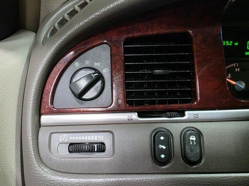 Used 2005 Lincoln Town Car Signature RWD image 32