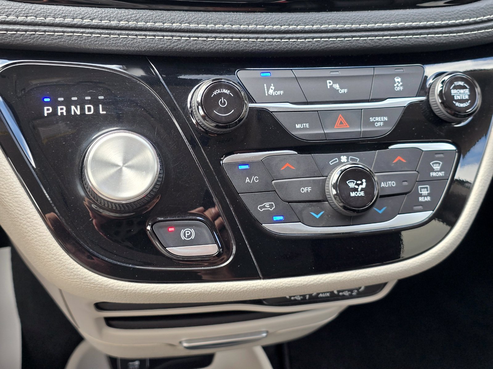Used 2024 Chrysler Pacifica Limited FWD image 25