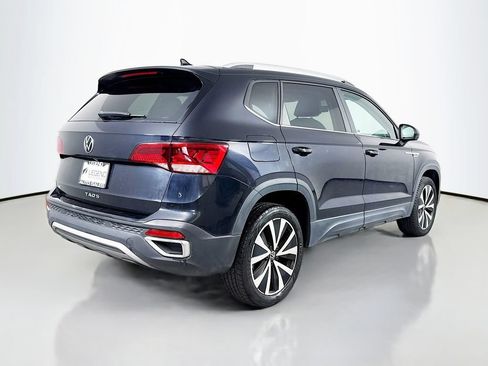 Used 2022 Volkswagen Taos SE w/ Panoramic Sunroof Package FWD image 5