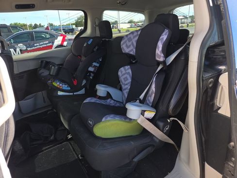 Used 2018 Chrysler Pacifica Touring w/ Tire & Wheel Group FWD image 11