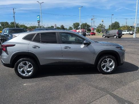 Used 2024 Chevrolet Trax LS w/ LS Convenience Package FWD image 8