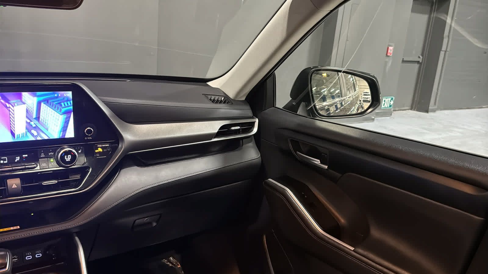 Used 2023 Toyota Highlander XLE AWD/4WD image 23