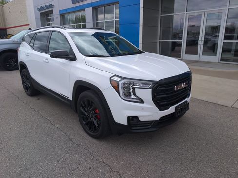 Used 2023 GMC Terrain SLT w/ Infotainment Package II AWD/4WD image 2