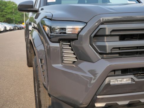 Certified 2024 Toyota Tacoma SR5 AWD/4WD image 17