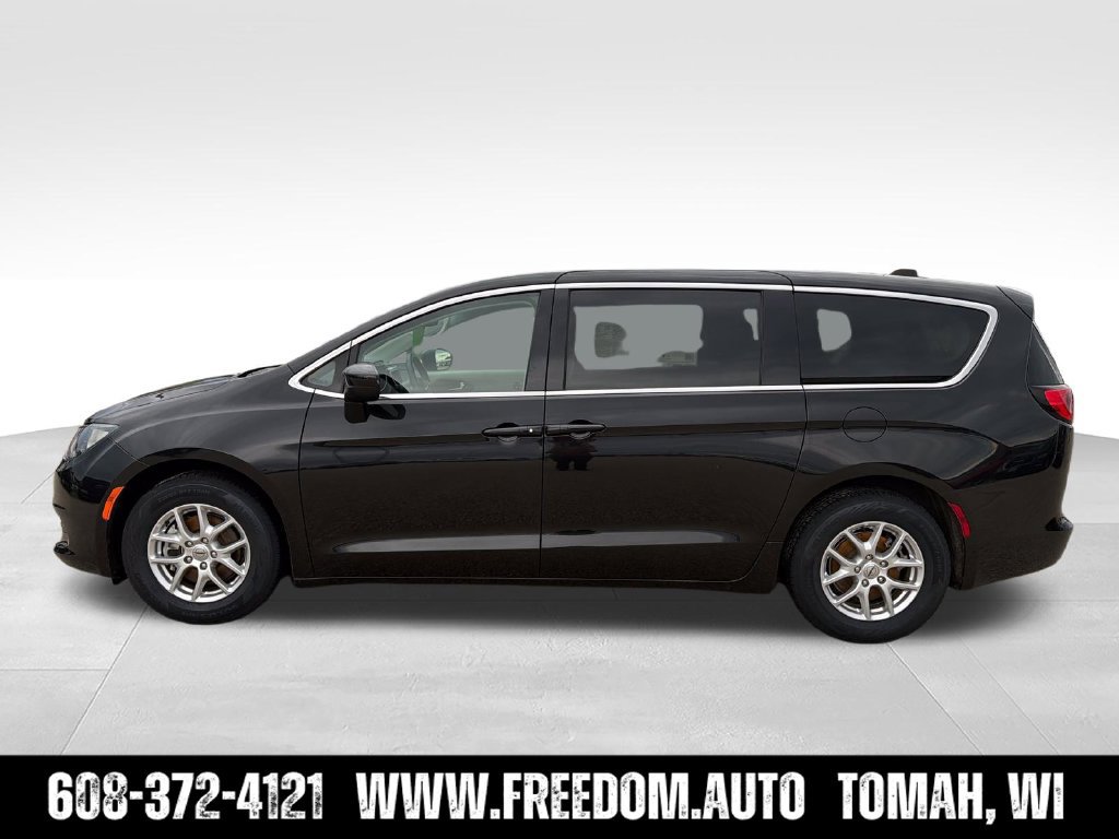 Used 2023 Chrysler Voyager LX FWD image 3